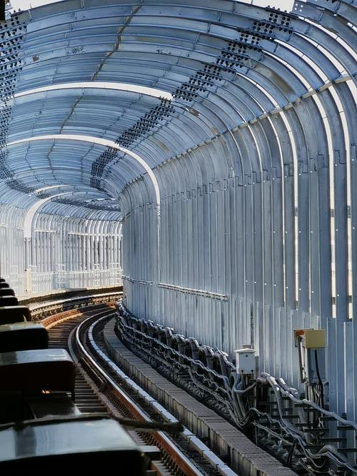 重庆,这是磁悬浮还是轻轨,轻轨的话轮子藏在哪里呢? 重庆,这是磁悬浮还是轻轨,轻轨的话轮子藏在哪里呢?